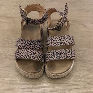 Target Kids Sandals with Black and Tan Pattern